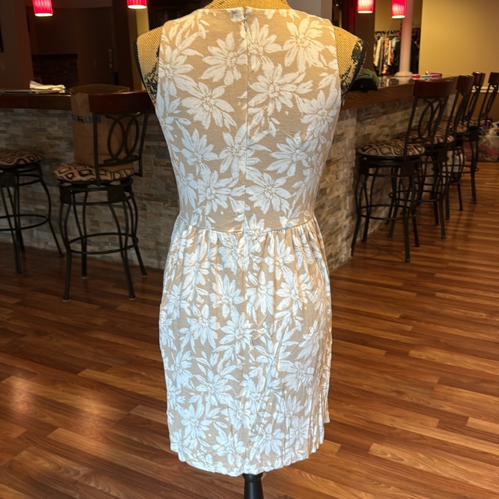 Loft size small petite beige dress with white flowers - Picture 4 of 4